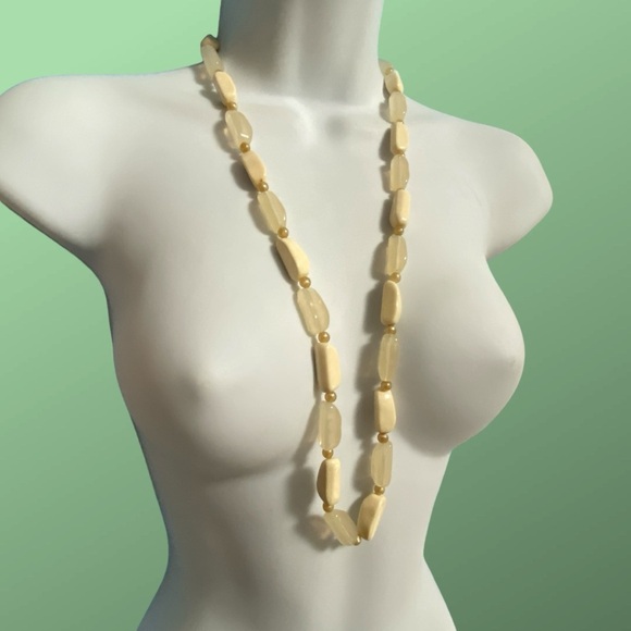 Vintage Beads Lucite Acrylic Cream Chunky Necklace - Picture 3 of 7